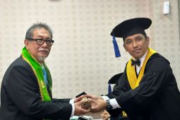 Aktor Deddy Mizwar raih gelar doktor