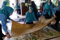 Pemkab Sidoarjo beri pelatihan "ecoprint" tingkatkan ekonomi keluarga