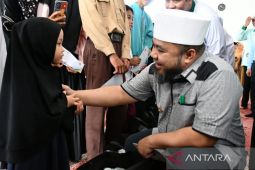 Wali Kota Bengkulu serahkan bantuan kepada 1.000 anak yatim