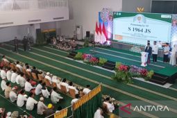 Pemprov Jatim beri hadiah umrah kepada 15 wajib pajak patuh