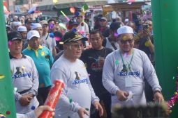 Bupati HSS dan Guru Syairazi jalan santai bersama santri peringati Tahun Baru Islam