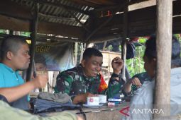Ngopi, cara Letkol Amrizal komunikasi dengan masyarakat di lokasi TMMD