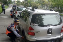 Parkir sembarangan di tepi jalan, Dishub Pekanbaru gembosi ban ratusan kendaraan