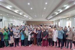 Wali Kota Pangkalpinang serahkan insentif kepada 800 Ustadz Ustadzah