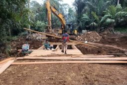 Semangat satgas TMMD Kodim 0212/TS membuat jembatan