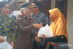Kejari Cilegon salurkan 300 paket sembako untuk warga kurang mampu