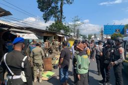 Satpol PP dan polisi Garut bongkar bangunan liar tempat jualan miras