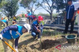 PLN tanam ratusan pohon di jalur nasional penghubung Pulau Madura
