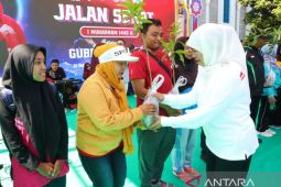 Awali tahun baru Islam, Gubernur Khofifah bagikan 1.445 bibit pohon