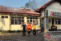Kantor Bawaslu Kota Palangka Raya terbakar, polisi turun tangan
