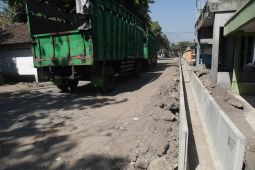 Pemkab Sidoarjo kebut betonisasi Jalan Krembung-Mojorunut