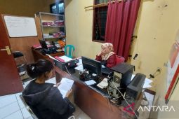 Polisi tangkap seorang ibu yang tega membuang bayi ke atap kamar mandi