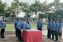 Gubernur Papua Barat serahkan 717 SK PNS dan 81 PPPK kesehatan