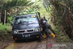Satgas TMMD bantu mobil warga yang terperosok