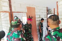Kolaborasi prajurit Satgas TMMD dan warga Mokmer Biak membangun rumah