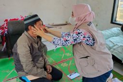Dinkes Garut periksa langsung kondisi kesehatan warga yang terdampak asap kebakaran TPA Pasir Bajing