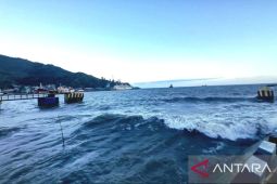 Nelayan tradisional di Gorontalo tidak melaut karena gelombang tinggi