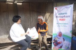 Direktur Adaro Water Bagi-bagi Paket Sembako