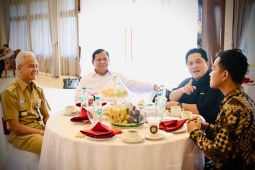 Ganjar dan Gibran berbincang dengan Prabowo dan Erick di Adi Soemarmo