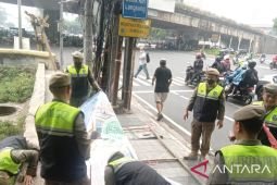 Satpol PP DKI Jakarta turunkan 2.792 atribut partai politik tak berizin