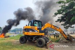 Satpol PP Bogor tertibkan lapak pasar malam di kawasan Stadion Pakansari