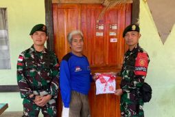 Jelang HUT RI, Pamtas bagikan baju merah putih untuk warga di perbatasan