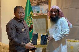 Pj Bupati Aceh Besar dapat hadiah jubah arab dari Kepala Atase Agama Arab Saudi