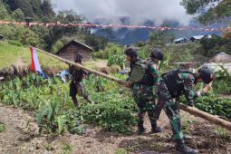 Satgas Yonif ajak warga Puncak Jaya kibarkan bendera Merah Putih