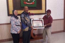Syah Afandin terima penghargaan dari Kementerian Pariwisata Ekonomi Kreatif