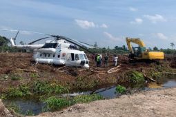 Cuaca buruk, helikopter BNPB mendarat di area terbuka