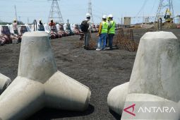 PLN berhasil kelola FABA hingga 1,45 juta ton untuk dimanfaatkan masyarakat jadi material batako hingga tanggul laut
