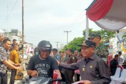 Bupati Asahan bagi bendera merah putih kepada masyarakat
