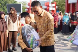 Program Like Sedekah Jumat bantu  siswa kurang mampu