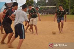 Warga Sitinjak dan Satgas TMMD ke-117 olahraga bersama
