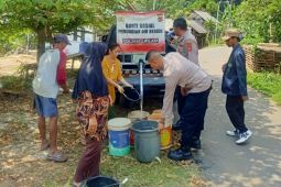 Polisi pasok air bersih warga terdampak kemarau di Tasikmalaya