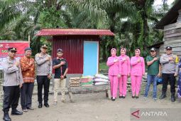 Polres Mukomuko bantu warga miskin fasilitas MCK