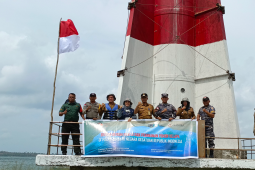 LKBN ANTARA pasang bendera merah putih di perbatasan sambut HUT RI