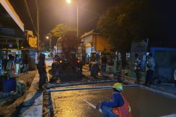 Pemkab Sidoarjo betonisasi Jalan Tropodo Waru