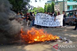 Ratusan pemuda unjuk rasa pertanyakan pengadaan alkes di dinkes