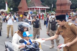 Pemkab Trenggalek bagikan ribuan bendera merah putih untuk warga