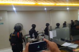 Personel Brimob siaga di Mabes Polri saat Panji Gumilang diperiksa