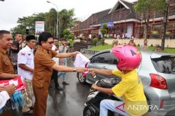 Pemprov Maluku bagikan ribuan bendera Merah Putih ke warga sambut HUT RI ke-78