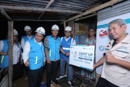 Penerima manfaat bantuan listrik gratis dari karyawan PLN