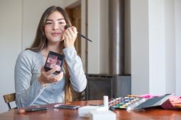 3 cara mudah agar perona pipi tahan lama