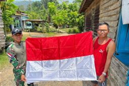 Satgas Pamtas bagikan bendera merah putih di perbatasan Indonesia