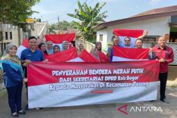Sekretariat DPRD Bogor bagikan 500 bendera Merah Putih di Parung