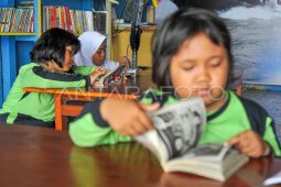 Rumah baca gratis di perkampungan nelayan Jambi