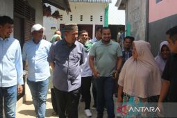 Anggota DPR serahkan bantuan rehab rumah program BSPS ke 250 warga Pidie