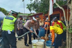 Dua desa terdampak kekeringan, Polres Trenggalek suplai air bersih