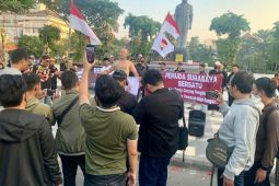 Pemuda Surabaya Bersatu doa bersama untuk Rocky Gerung